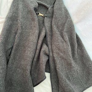 DAVID & YOUNG, Sweater Cape w/leather & gold clasp